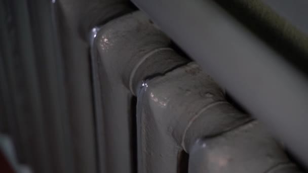 老一辈的分段铸铁散热器在黑暗中被近距离加热 优质Fullhd影片 — 图库视频影像