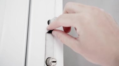 Paketleme fabrikasının koruyucu filmi beyaz plastik bir kapının yakın planından sökülmüş. Yüksek kalite 4k görüntü