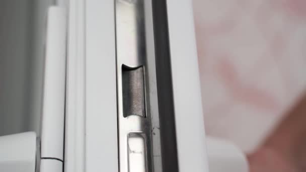 Plastik Beyaz Bir Kapının Kapı Kilidinin Dili Yakın Plan Kapı — Stok video