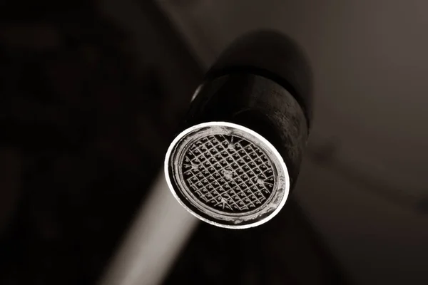 一个水龙头的黑白特写照片 旧的曝气器扩散器以节约用水 免版税图库照片