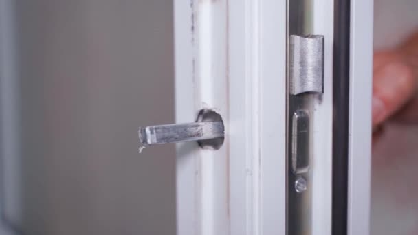 Rozmontowany Plastikowy Uchwyt Drzwi Metalowy Pręt Uchwytu Wewnątrz Plastikowych Drzwi — Wideo stockowe