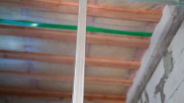 Plasterboard kaplaması için metal profilden yapılmış dayanıklı metal çerçeve, bulanık bir inşaat alanının arka planına yakın plan. Yüksek kaliteli FullHD görüntüler