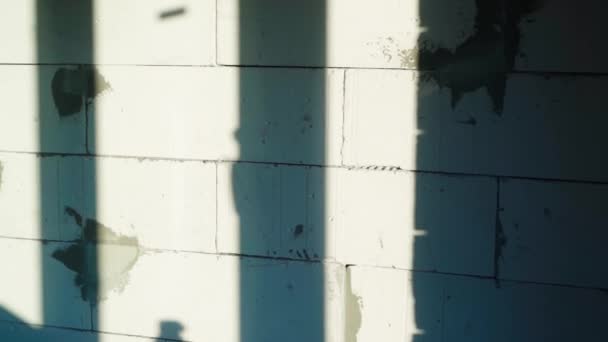 Повітряна Бетонна Цегляна Стіна Твердим Світлом Вікна Тінями Плавна Ковзанка — стокове відео