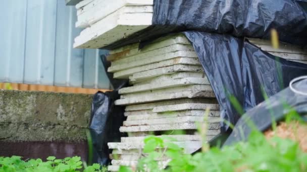 Styrofoam Pytlích Odpadky Ulici Pod Plotem Zblízka Stavební Odpad Přírodě — Stock video