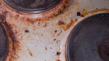 Yağ ve yanmış yiyeceklerle dolu berbat eski mutfak elektrikli sobası, üst manzara. Ev mutfak aletleri çok kötü durumda. Yüksek kaliteli FullHD görüntüler