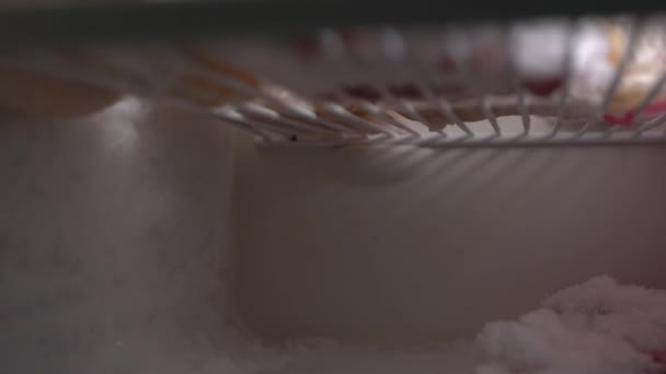 Halbleere Kühl Und Gefrierschränke Großaufnahme Essensreste Regal Hochwertiges Fullhd Filmmaterial — Stockvideo