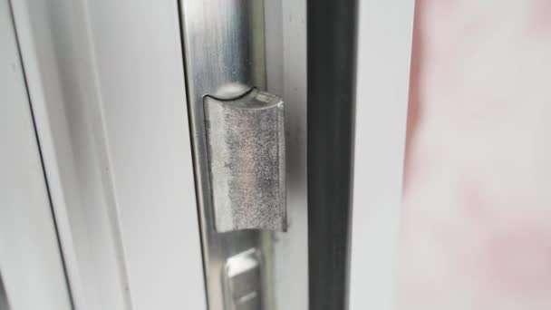 Język Zamka Plastikowych Drzwi Bliska Odporność Zużycie Metalowych Części Drzwi — Wideo stockowe