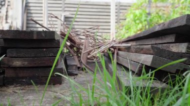 Paslı metal barlar ve yazın açık havada ıslak tahta döşemeler. Yüksek kaliteli FullHD görüntüler