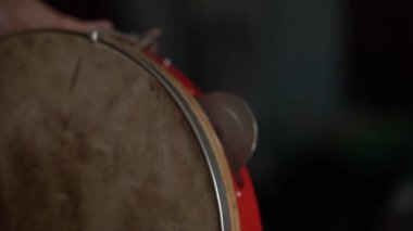 Kirli zarı ve kırmızı kenarı olan eski bir tef, yakın plan. Tef 'in sağlığını kontrol ediyorum. Yüksek kalite 4k görüntü