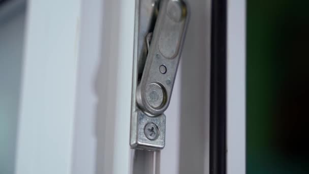 プラスチック製のドアの他の葉を上からブロックするためのレバー 鍵をかけてドアを塞ぐ 高品質のフルHd映像 — ストック動画