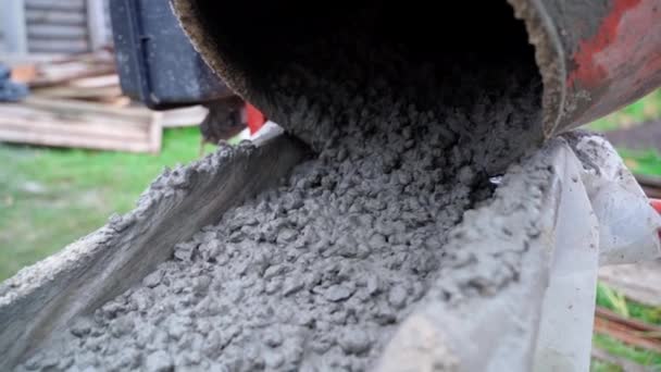 厚いコンクリートモルタルは スローモーションでコンクリートミキサーのクローズアップから流れ落ちます 高品質のフルHd映像 — ストック動画