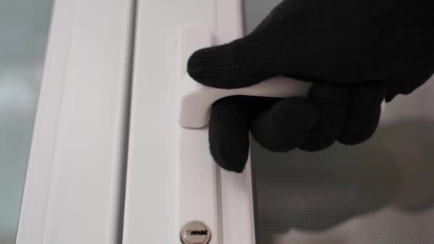 Bandyta Czarnych Rękawiczkach Próbuje Otworzyć Zamek Plastikowych Drzwi Zbliżenie Wysokiej — Wideo stockowe
