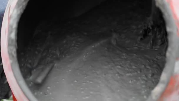 一铲沙子被扔进正在工作的混凝土搅拌机里 优质Fullhd影片 — 图库视频影像