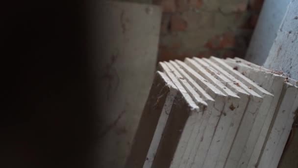 Verlaten Magazijn Van Oude Polystyreen Schuim Isolatie Het Stof Wit — Stockvideo