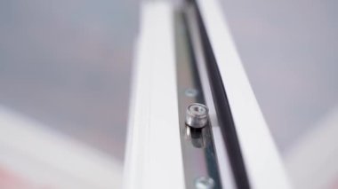 Plastik bir kapının yakın plan, bulanık arkaplan üzerindeki mod değiştirme mekanizması. Pürüzsüz kamera dönüşü. Yüksek kaliteli FullHD görüntüler