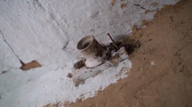 Ampulleri olmayan, kil duvarlı eski bir ev. Ağı olmayan bir kartuş, yakın plan, alt görüş. Yüksek kaliteli FullHD görüntüler