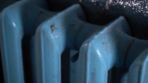 镜头在一个旧的蓝色铸铁散热器附近平稳地移动 散热器后面墙上的热反射镜 优质Fullhd影片 — 图库视频影像