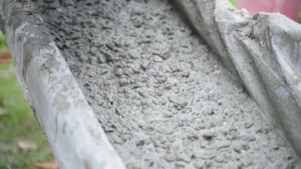 厚的混凝土砂浆顺着导引流进地基的模板中 形成密闭 优质Fullhd影片 — 图库视频影像