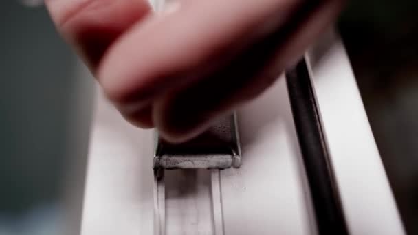 Montage Von Kunststofftüren Nahaufnahme Das Metallteil Wird Mit Einem Schraubenzieher — Stockvideo