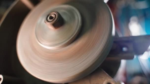 磨碎金属的砂轮在磨床上转动 并停止接近 高质量的4K镜头 — 图库视频影像