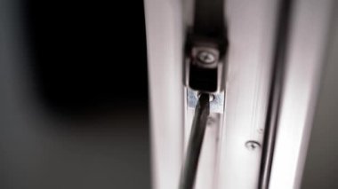 Plastik kapının gövdesindeki kendi kendine dokunan vidayı sökmek. Yüksek kalite 4k görüntü