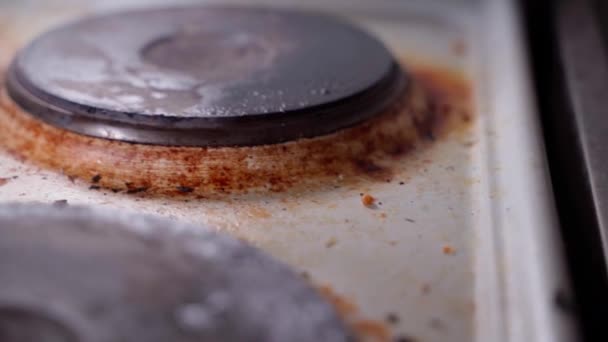 厨房电炉的特写镜头 里面塞满了烧焦的泥土 优质Fullhd影片 — 图库视频影像