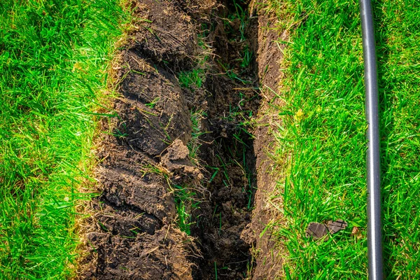 Рва Вырытая Газоне Прокладки Труб Установки Ирригационных Систем Почва Зеленой — стоковое фото