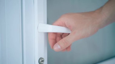 Röportaja girme korkusu. El gergin bir şekilde kapı kolunu alır ve açmaya cesaret edemez, yakın çekim. Yüksek kaliteli FullHD görüntüler