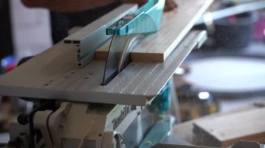 Kyiv, Ukrayna - 9 Temmuz 2023: Çam ağacının dairesel testeresi Makita LH 1201 FL. Tahtanın yarısını keserek. Yüksek kaliteli FullHD görüntüler