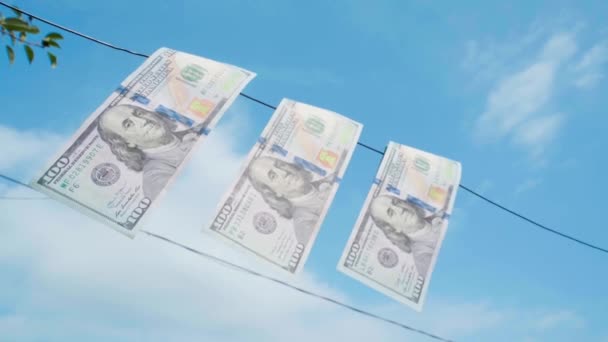 Cem Notas Dólar Secando Varal Contra Céu Azul Close Imagens — Vídeo de Stock