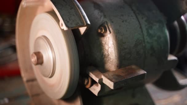 Rotação Uma Retificadora Com Uma Roda Abrasiva Close Máquina Ferramenta — Vídeo de Stock