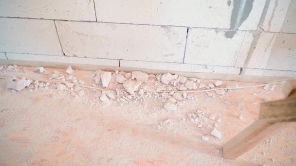 地面上的充气混凝土碎片和建筑用灰尘 下班后在建筑工地清洁 顶板地板和充气混凝土砖墙 优质Fullhd影片 — 图库视频影像