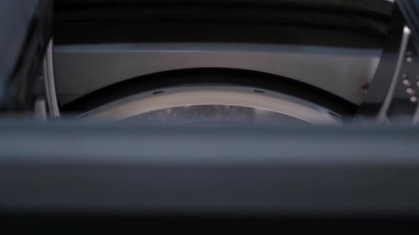 トップローディングの洗濯機の中をゆっくり覗く 洗濯機のドラムへのカメラの滑らかな動き 高品質のフルHd映像 — ストック動画
