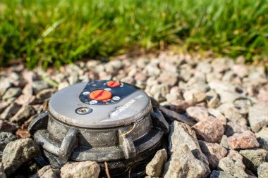 Kiev, Ukrayna - 25 Mayıs 2023: Çimlere yakın çekimde yapılmış bir bahçe fıskiyesi. Yazın kaliteli çim sulama sistemi