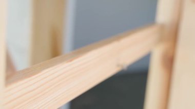 Tahta bir yapıyı fırçayla parlatmaya yakın çekim, yavaş çekim. Yüksek kaliteli FullHD görüntüler