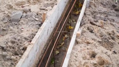 Biçimlendirme ve güçlendirilmiş yapı, temeli betonla doldurmak için hazırlandı. Yüksek kaliteli FullHD görüntüler