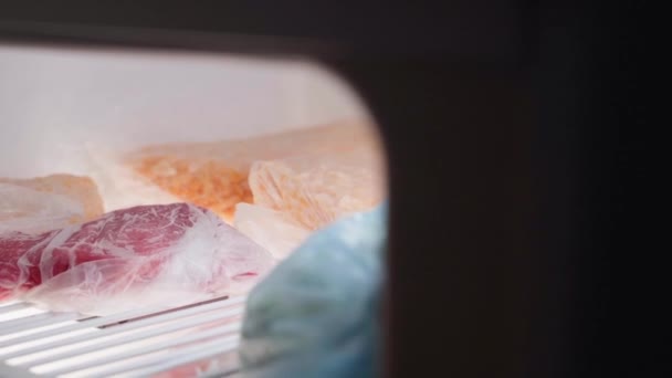 Milho Colhido Carne Sacos Sorveteira Refrigerador Close Frigorífico Meio Vazio — Vídeo de Stock