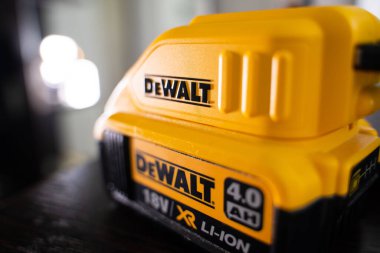 Kiev, Ukrayna - 20 Haziran 2023: Dewalt DCB090 USB adaptörü 4Ah XR Li-Ion 18V DeWALT DCB182 bataryasına bağlandı. Aletleri şarj etmenin alternatif yolu