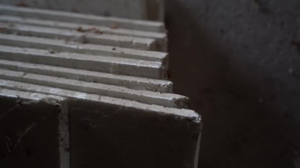 Polystyrénové Povlaky Prachu Zblízka Skladiště Starými Opuštěnými Stavebními Materiály Vysoce — Stock video