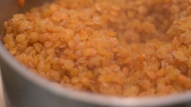 Oranye Lentil Baru Saja Dimasak Dalam Panci Close Gerakan Kamera — Stok Video