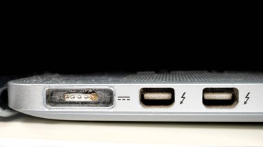 Kyiv, Ukrayna - 16 Ağustos 2023: Apple MacBook Pro Retina şarj konnektörünün yanmış temas grubu. Orijinal olmayan bir magsafe 2 şarj cihazı, gevşek temaslar.