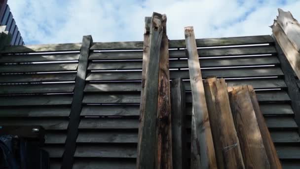 Alte Abgedunkelte Nasse Holzbretter Auf Der Straße Gegen Den Himmel — Stockvideo