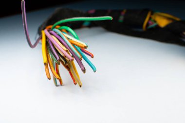Sensörden arabanın elektrik kablolarını kesin, yakın plan. Küçük renkli bakır kablolar