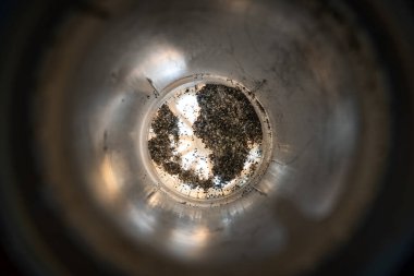 Evdeki filtre kartuşunun içinde filtre malzemesi kalıntıları var. Su arıtma için iyon reçineleri ve aktive edilmiş hindistan cevizi karbonu.