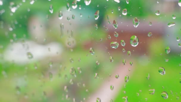 Suddig Fönster Bakgrund Regnig Höstdag Vatten Droppar Glas Närbild Högkvalitativ — Stockvideo