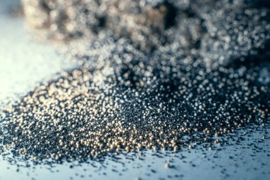 Su arıtma filtresinden filtre karışımı, evrensel. Bir ev filtresi kartuşunun kullanılmış bileşimi