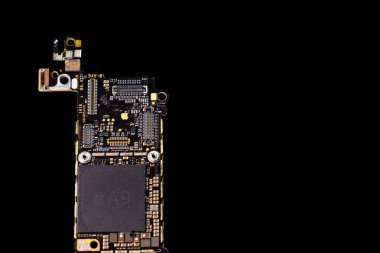 Kyiv, Ukrayna - 25 Ağustos 2023: Elma A9 işlemcili Apple iPhone ana kartı, siyah arka planda yakın plan. Telefonun içindeki devre kartında altın şirket logosu var.