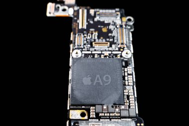 Kyiv, Ukrayna - 25 Ağustos 2023: iPhone SE anakart Apple A9 işlemci, yakın plan siyah arka plan