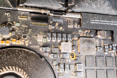 Kyiv, Ukrayna - 17 Ağustos 2023: MacBook Pro Retina 'nın içindeki toz 15 inç, 2013 sonlarında, yakın plan. Kirli anakart