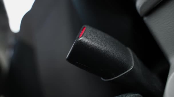 一只手把安全带锁在车里 一个穿着鲜红色T恤的男人坐在座位上 系好安全带 然后开车 解开快速松开安全带的扣子 高质量4K — 图库视频影像